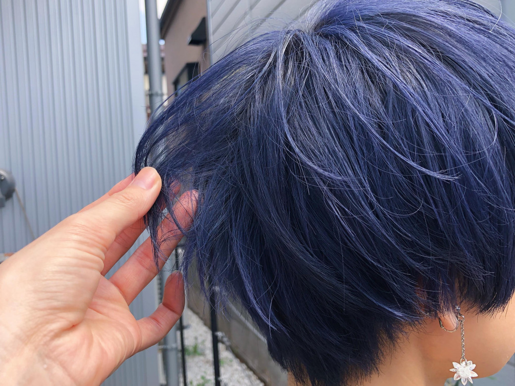 21夏トレンド 大人気流行ブルージュ ネイビー 青髪 ブルー系ヘアカラーで赤みを消して透明感を出そう カラー