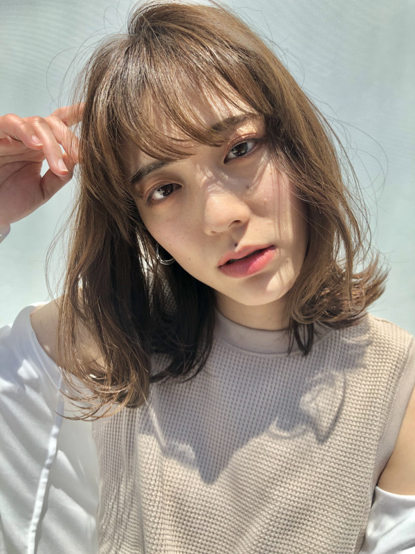 イメチェンで大人可愛く ミディアムヘア 外ハネで作る簡単アレンジ方法 青山にある美容院 美容室 Hair Lounge Beach ヘアラウンジ ビーチ