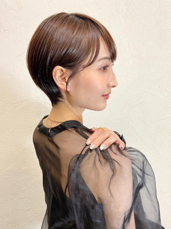 ショートボブ　30代　丸顔