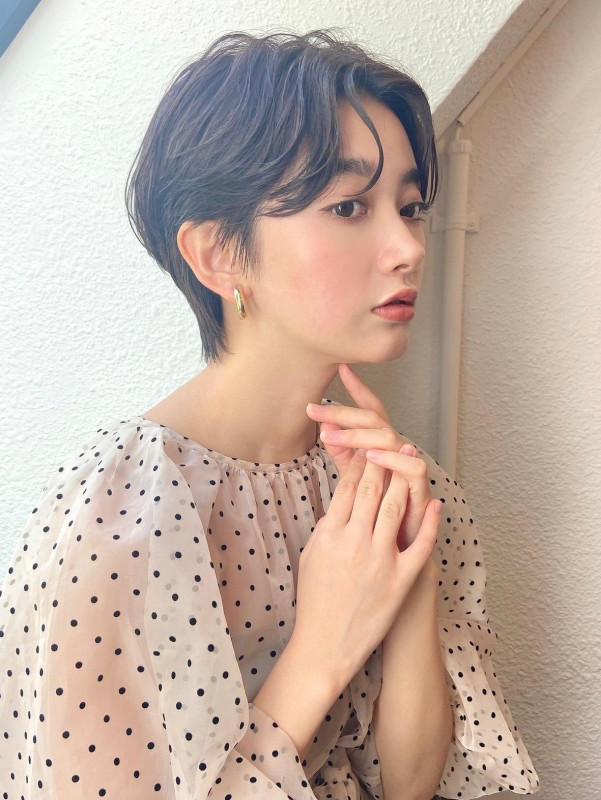 ショートボブ　丸顔　40代