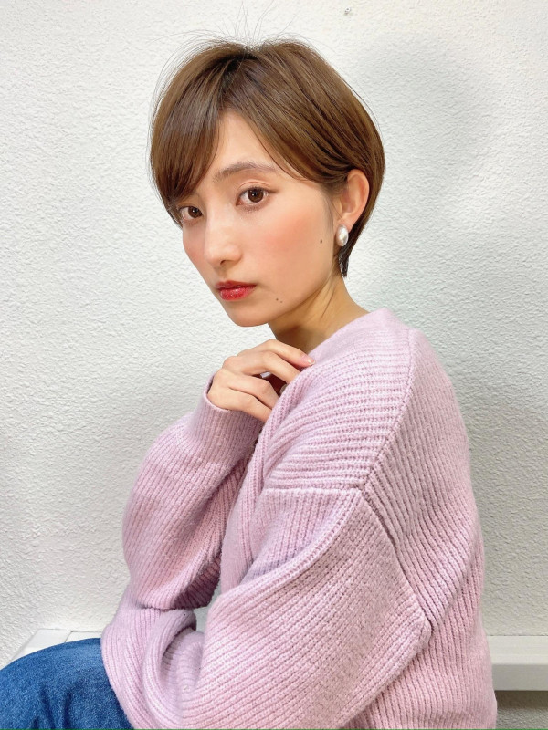 ショートボブ　30代　丸顔