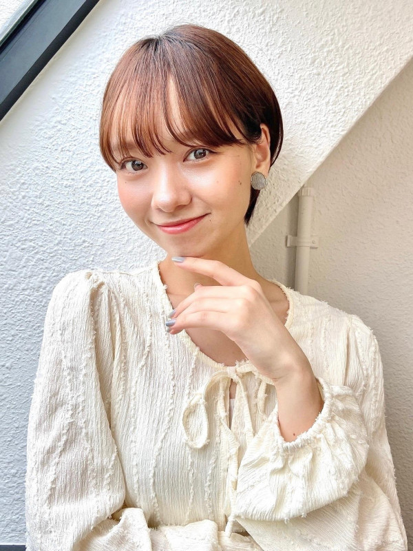 ショートボブ　30代　丸顔
