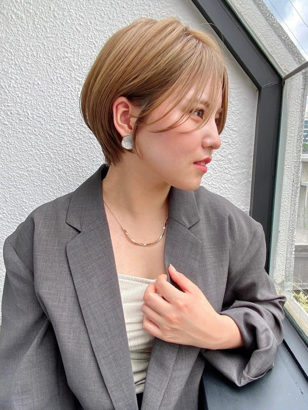 ショートボブ　30代　丸顔