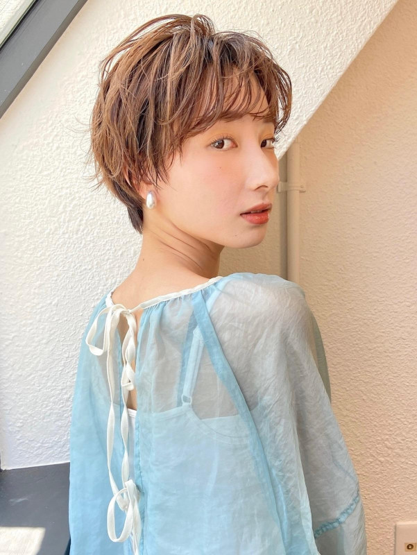 ショートボブ　丸顔　40代