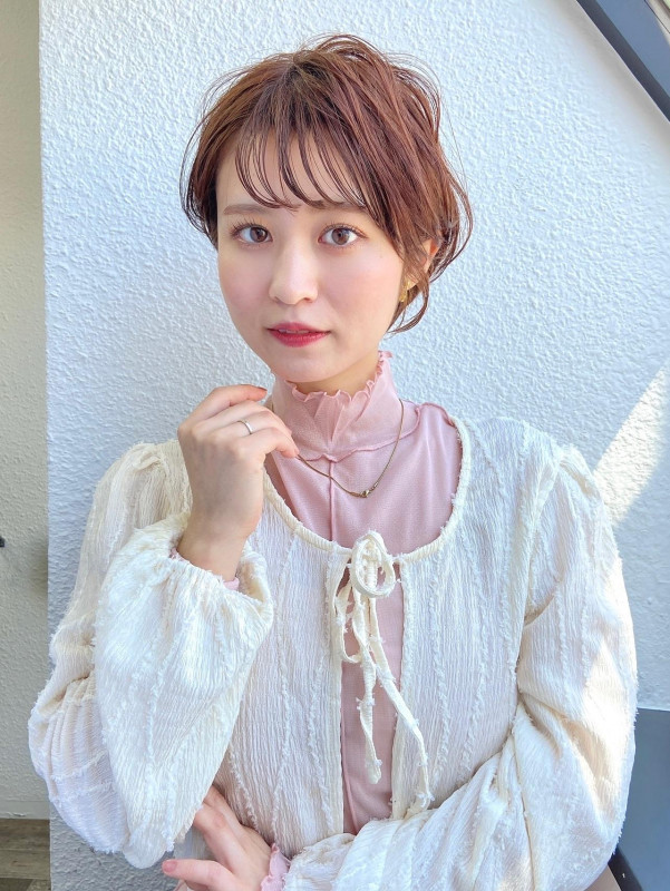 ショートボブ　30代　丸顔